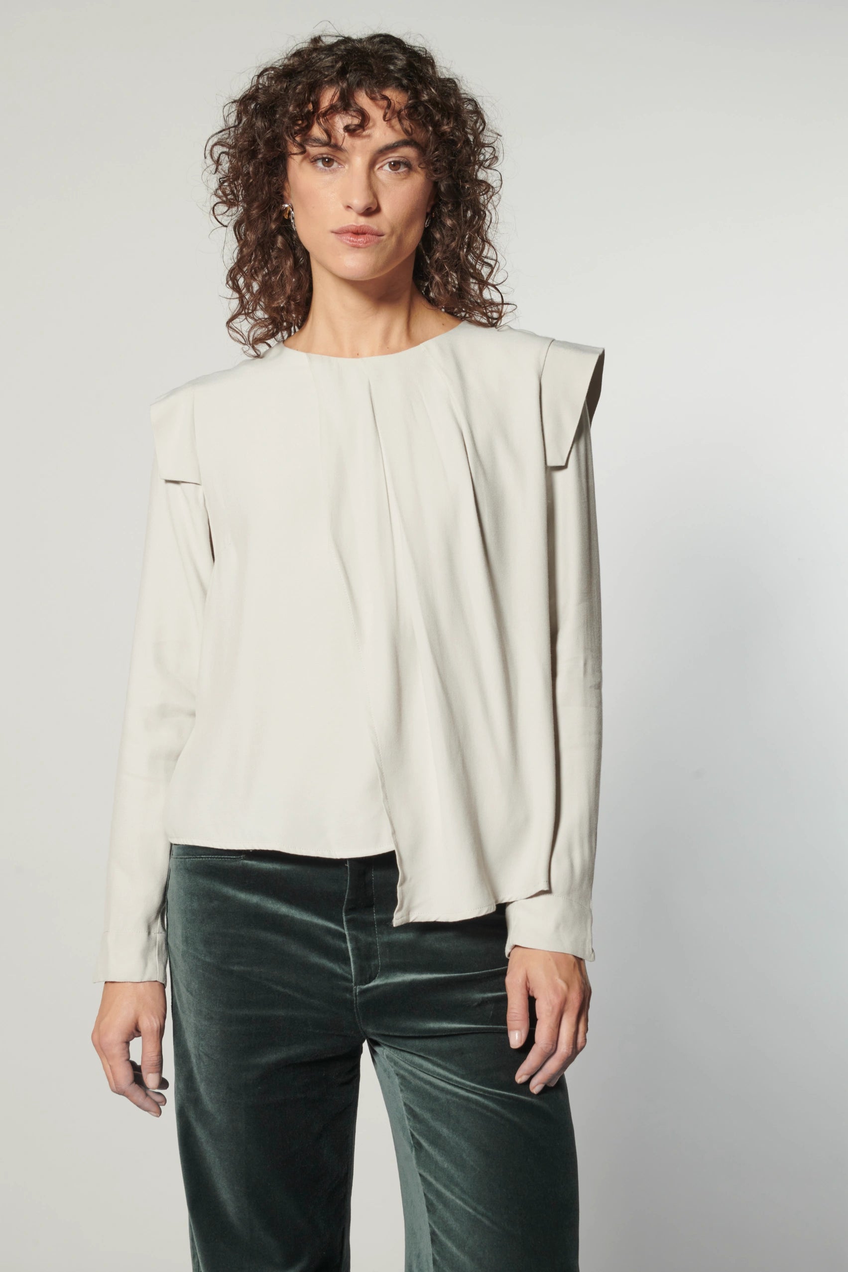 Blusa Muse de la marca I-2024-638 en color neutro, con diseño elegante y detalles en la parte superior, vista frontal.