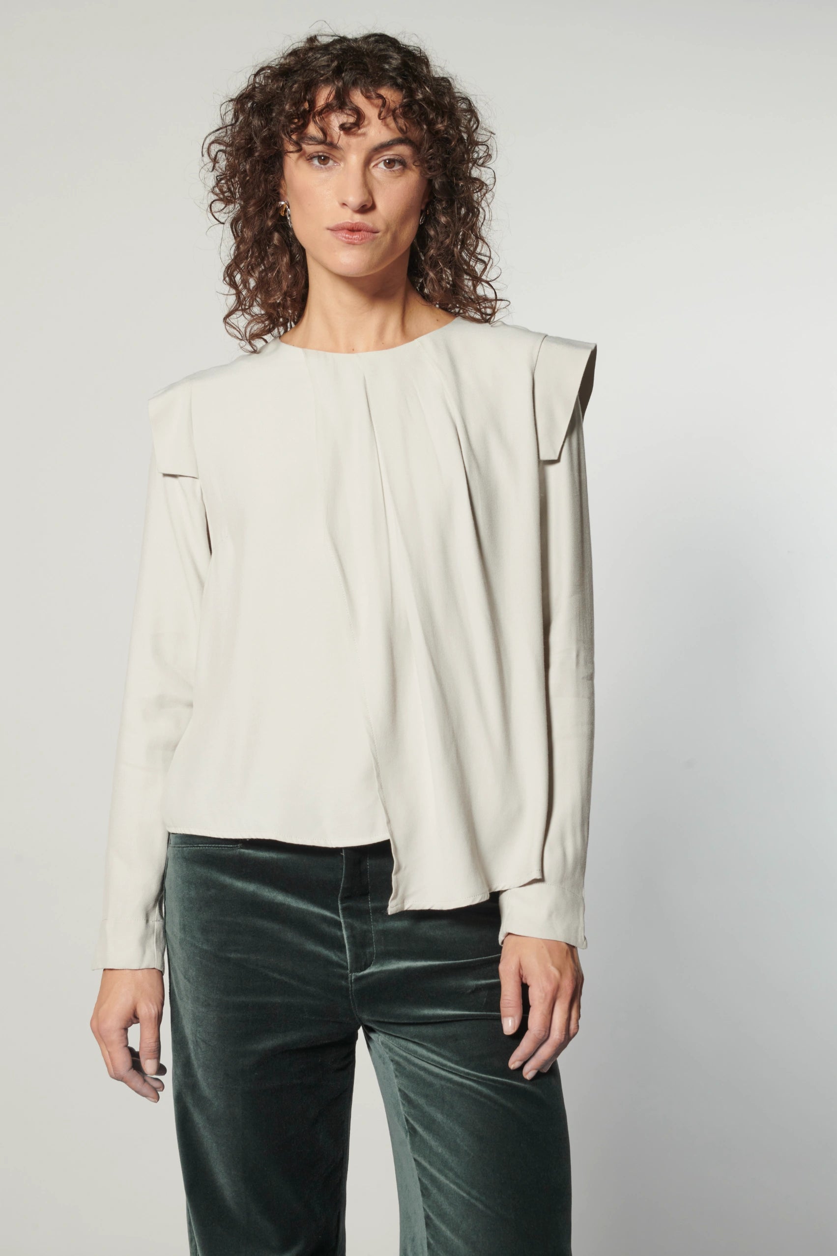 Blusa Muse de la marca I-2024-638 en color neutro, con diseño elegante y detalles en la parte superior, vista frontal.