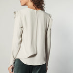 Blusa Muse de la marca I-2024-638, vista frontal con detalles de tela y estilo casual en color neutro.