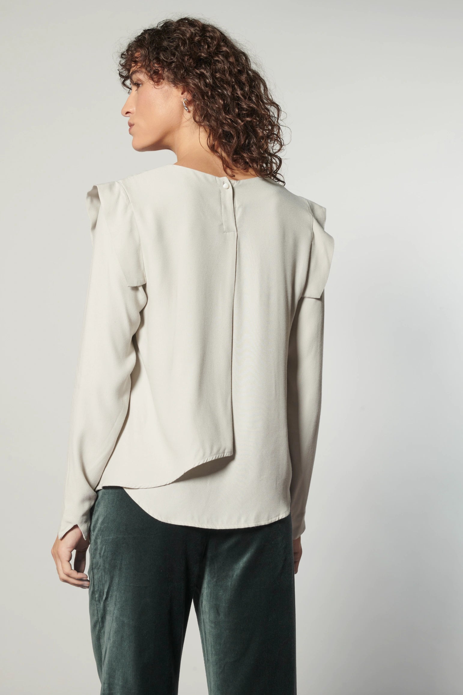 Blusa Muse de la marca I-2024-638, vista frontal con detalles de tela y estilo casual en color neutro.