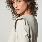 Blusa Muse de la marca I-2024-638, manga larga y diseño elegante en color azul claro, vista frontal en la imagen.