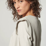 Blusa Muse de la marca I-2024-638, manga larga y diseño elegante en color azul claro, vista frontal en la imagen.