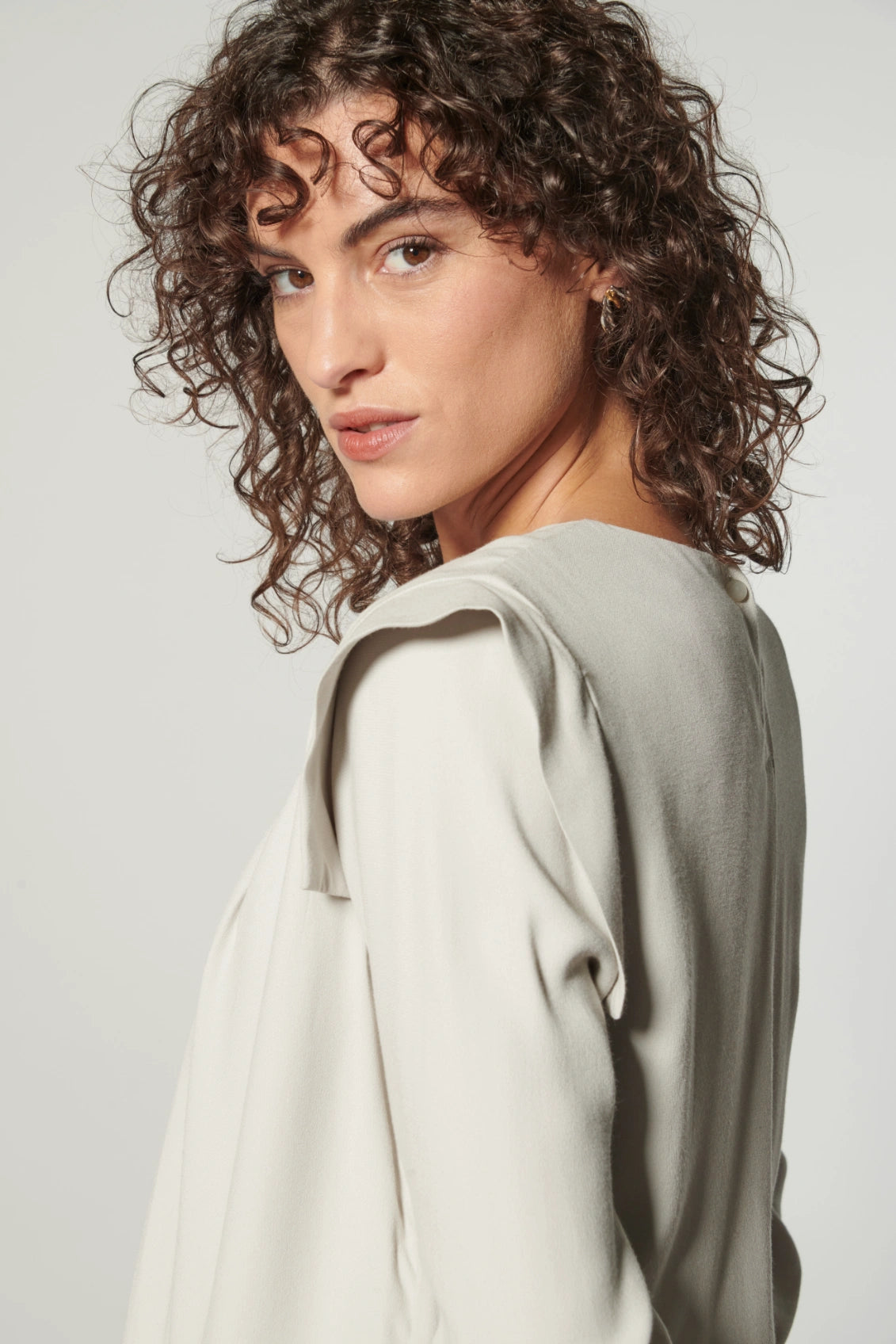 Blusa Muse de la marca I-2024-638, manga larga y diseño elegante en color azul claro, vista frontal en la imagen.