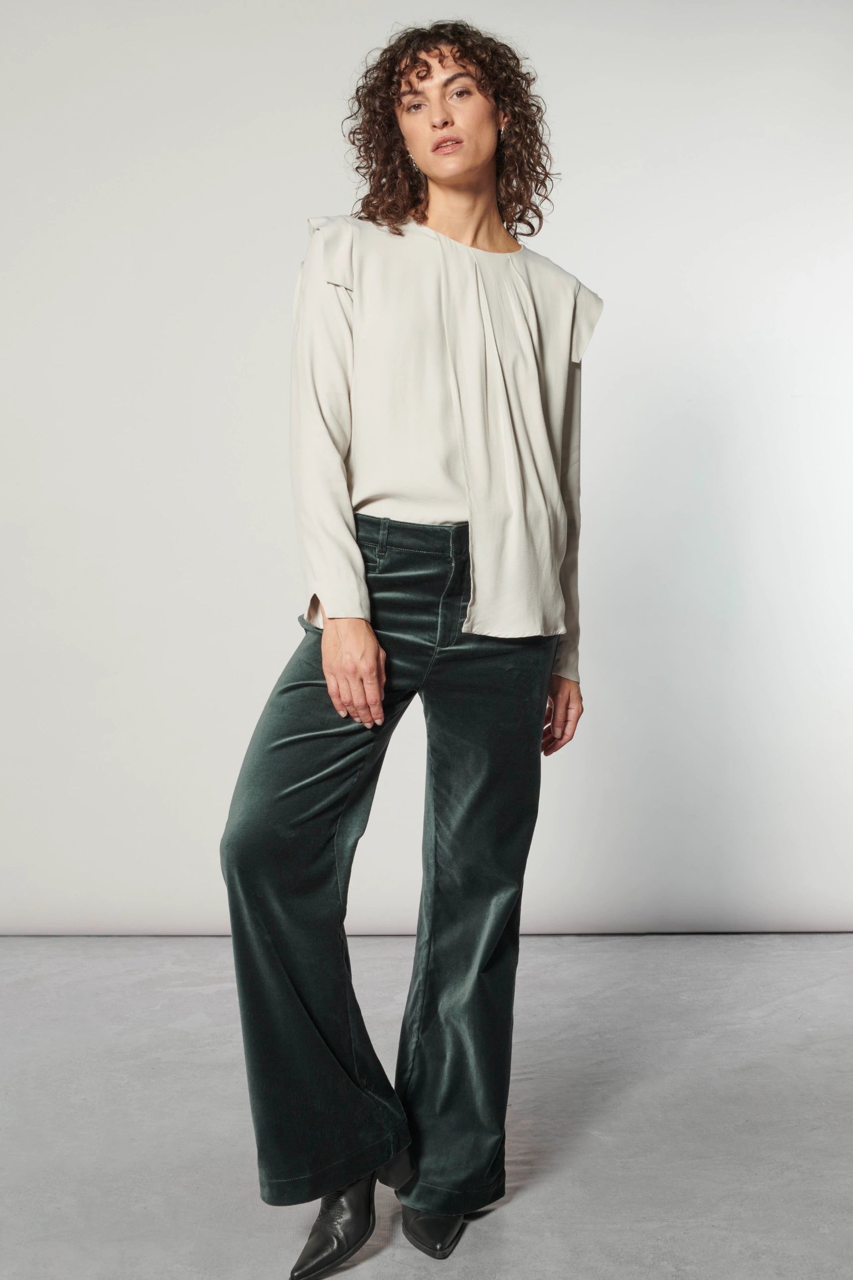 Blusa Muse de la marca I-2024-638, vista frontal con detalles de manga larga y diseño elegante en color neutro.