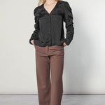 Blusa Leticia negra de la marca EI-2025-610, estilo elegante con manga larga y cuello redondo, vista frontal.