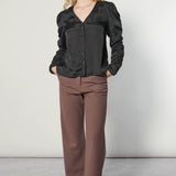 Blusa Leticia negra de la marca EI-2025-610, estilo elegante con manga larga y cuello redondo, vista frontal.