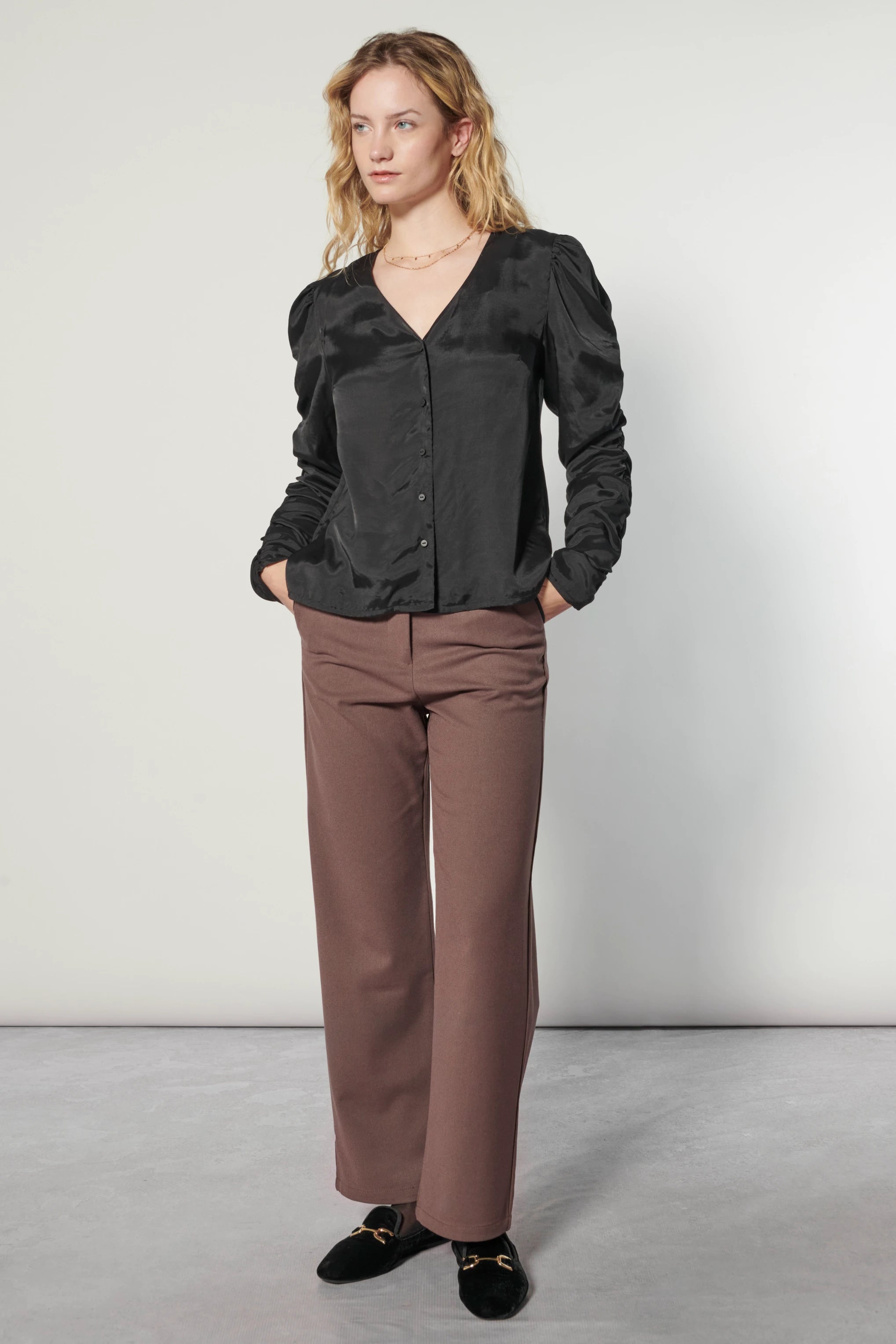 Blusa Leticia negra de la marca EI-2025-610, estilo elegante con manga larga y cuello redondo, vista frontal.