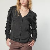 Blusa negra Leticia de la marca EI-2025-610, estilo casual con mangas largas y cuello redondo, en color negro.