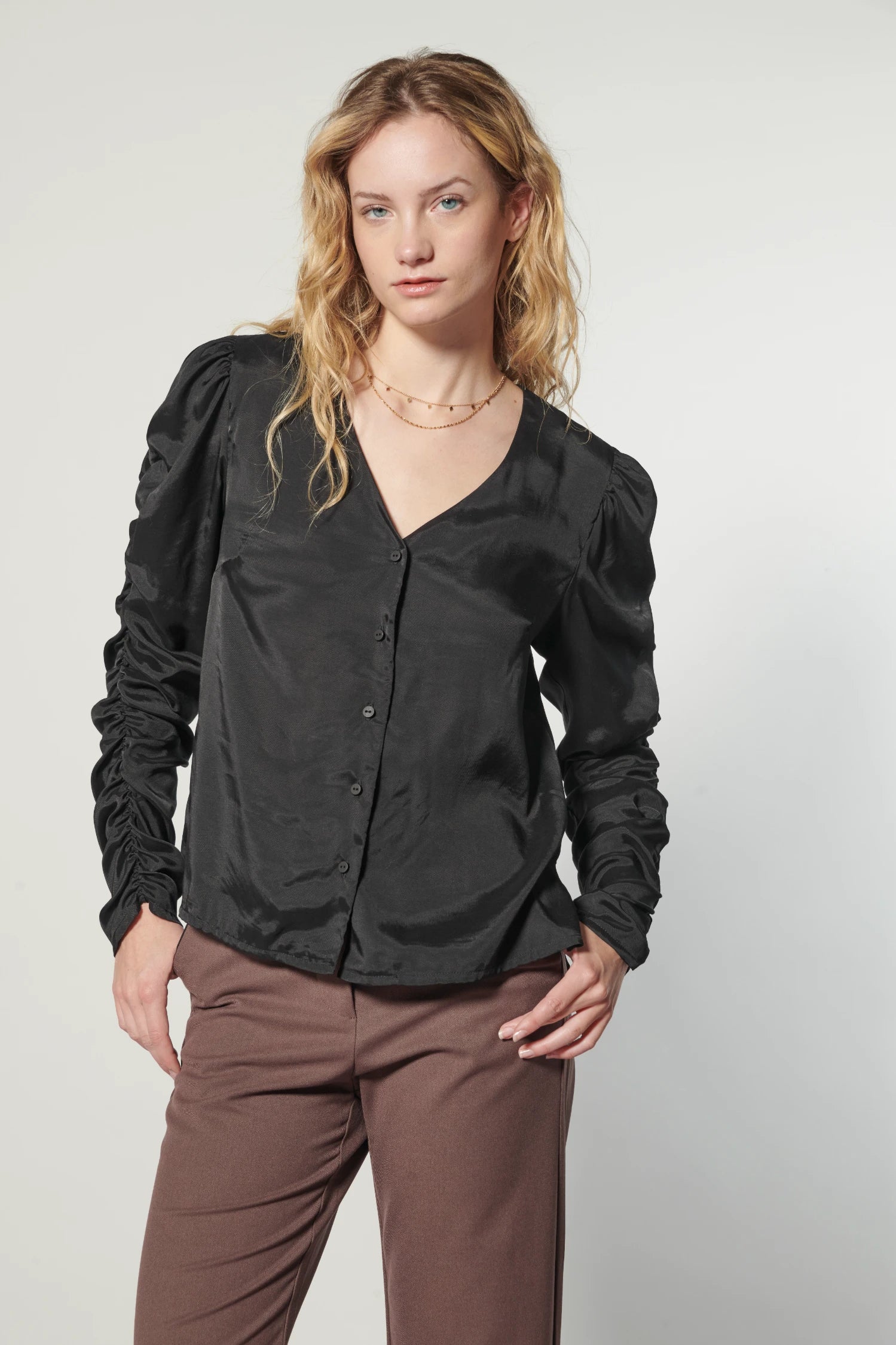 Blusa negra Leticia de la marca EI-2025-610, estilo casual con mangas largas y cuello redondo, en color negro.