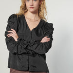 Blusa negra Leticia de la marca EI-2025-610, ropa de blusas y poleras, vista frontal en color negro.