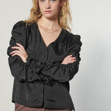 Blusa negra Leticia de la marca EI-2025-610, ropa de blusas y poleras, vista frontal en color negro.