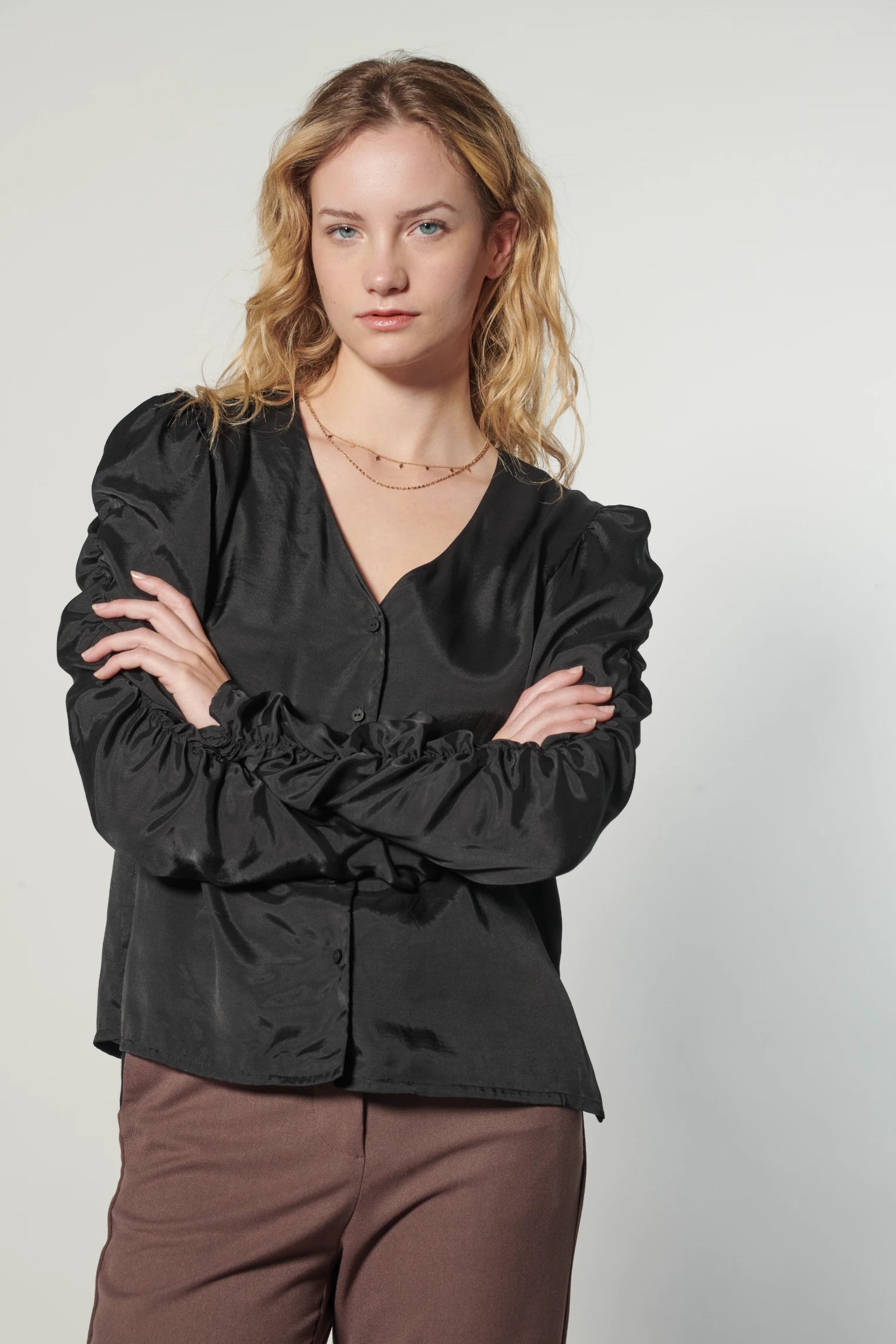 Blusa negra Leticia de la marca EI-2025-610, ropa de blusas y poleras, vista frontal en color negro.