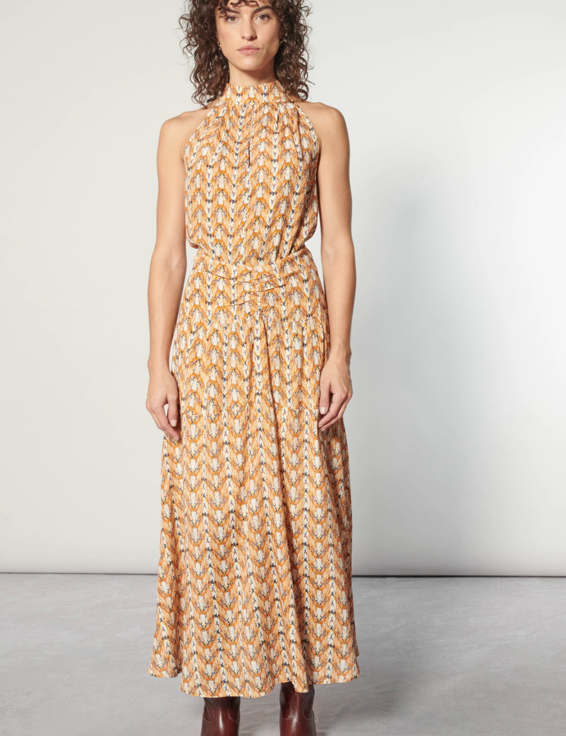 Falda beige Jeannette de la marca O-2025-405, con diseño elegante y tela suave, vista en un fondo neutro.