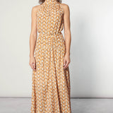 Falda beige Jeannette de la marca O-2025-405, con diseño elegante y tela suave, vista en un fondo neutro.
