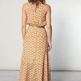 Falda beige Jeannette de la marca O-2025-405, diseñada en tela suave, mostrando su estilo elegante y corte recto.