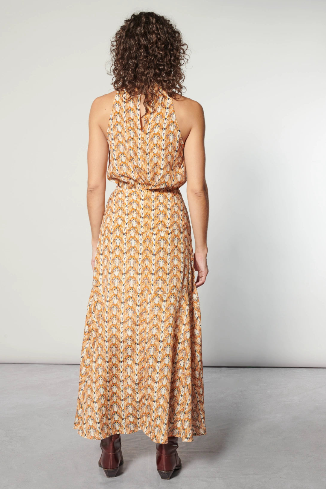 Falda beige Jeannette de la marca O-2025-405, diseñada en tela suave, mostrando su estilo elegante y corte recto.