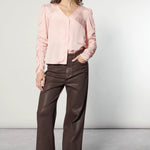 Blusa Leticia Rose de la marca EI-2025-610, estilo elegante con manga larga y detalles en el cuello, en color rosa claro.