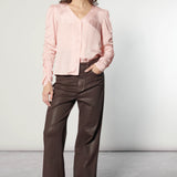 Blusa Leticia Rose de la marca EI-2025-610, estilo elegante con manga larga y detalles en el cuello, en color rosa claro.