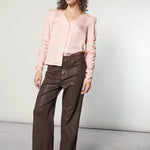 Blusa Leticia Rose de la marca EI-2025-610, blusas y poleras, muestra un diseño elegante en color rosa y detalles delicados.