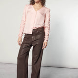 Blusa Leticia Rose de la marca EI-2025-610, blusas y poleras, muestra un diseño elegante en color rosa y detalles delicados.