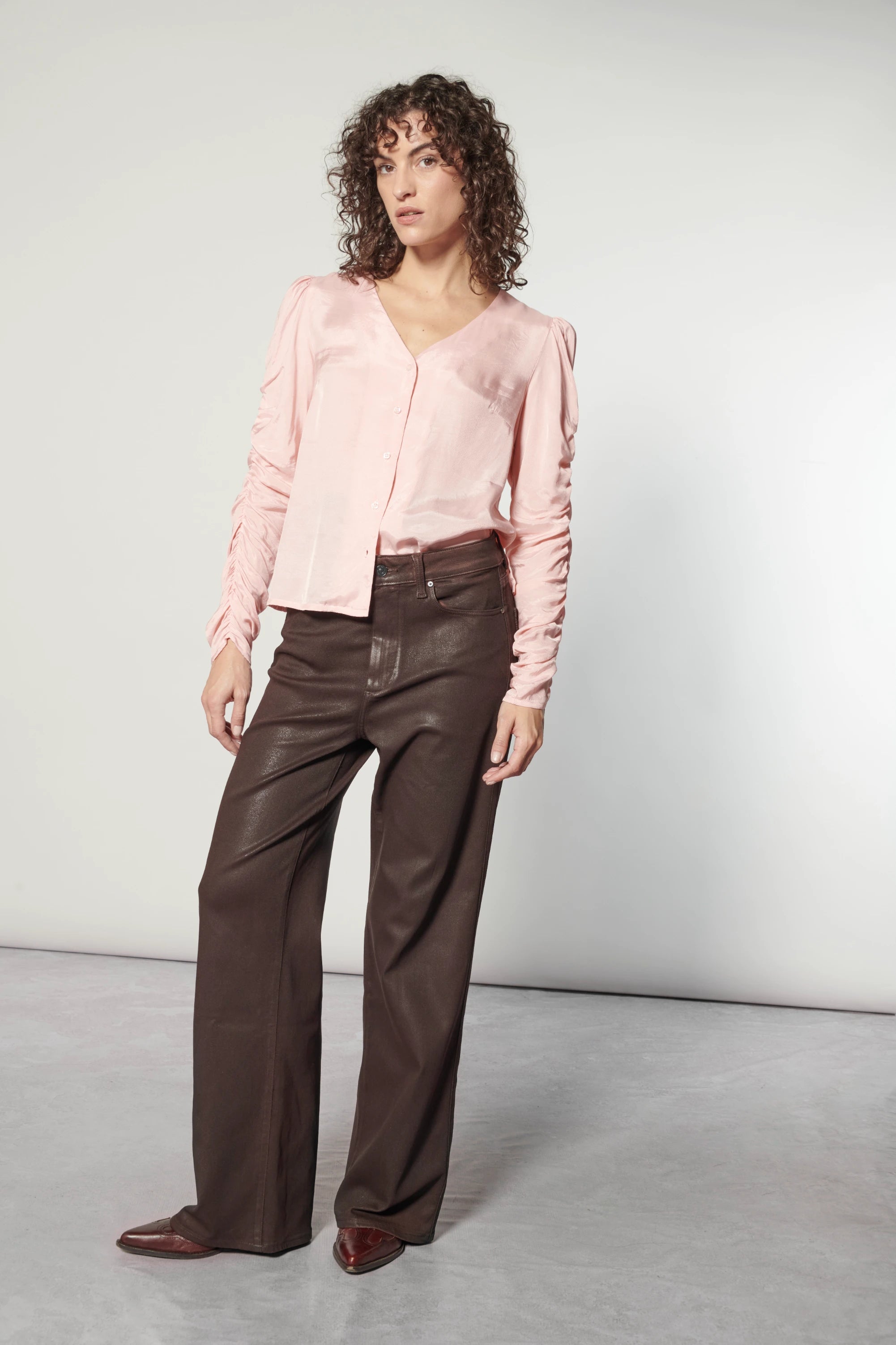 Blusa Leticia Rose de la marca EI-2025-610, blusas y poleras, muestra un diseño elegante en color rosa y detalles delicados.
