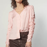 Blusa Leticia Rose de la marca EI-2025-610, en color rosa, con manga larga y diseño elegante, vista frontal.