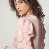 Blusa Leticia Rose de la marca EI-2025-610, con diseño elegante en color rosa y manga larga, ideal para ocasiones casuales.