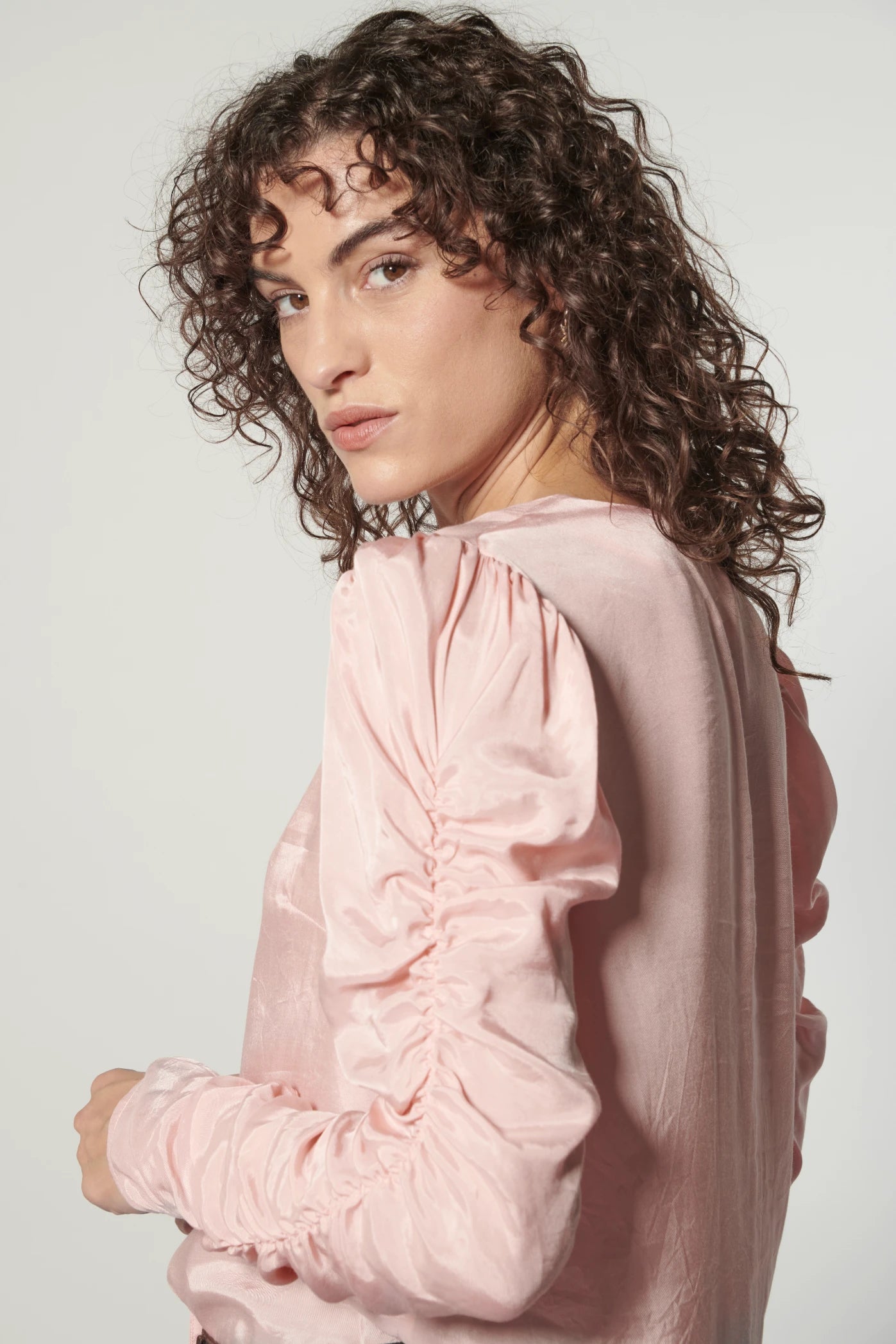 Blusa Leticia Rose de la marca EI-2025-610, con diseño elegante en color rosa y manga larga, ideal para ocasiones casuales.