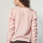 Blusa Leticia Rose de la marca EI-2025-610, con diseño elegante en tela suave y color rosa claro, vista frontal