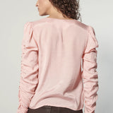 Blusa Leticia Rose de la marca EI-2025-610, con diseño elegante en tela suave y color rosa claro, vista frontal