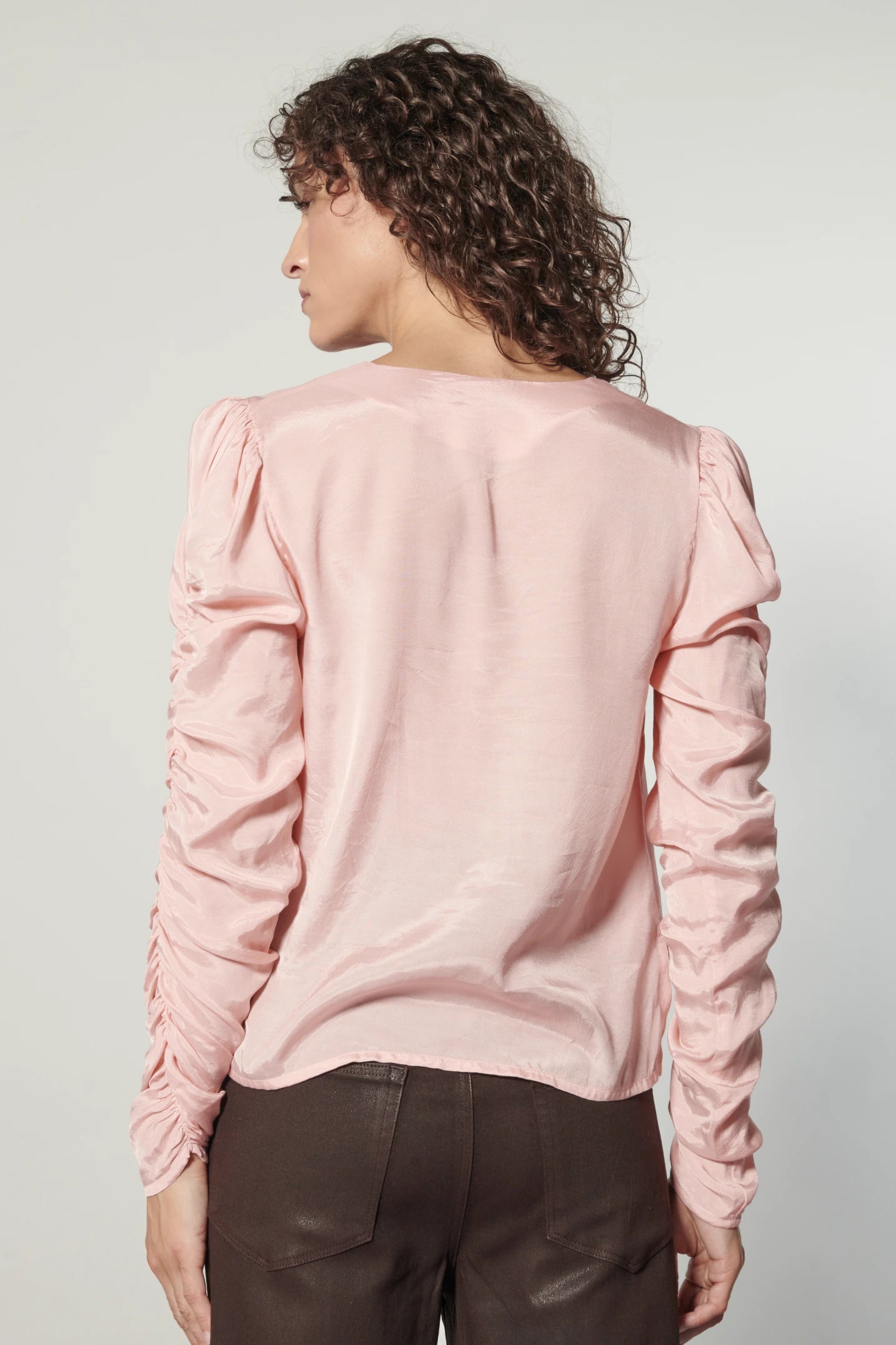 Blusa Leticia Rose de la marca EI-2025-610, con diseño elegante en tela suave y color rosa claro, vista frontal
