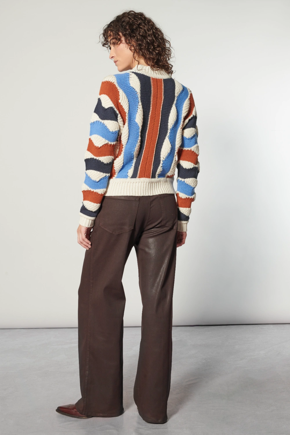 Suéter Kulmi Crudo de tejidos I-2025-08, vista frontal del suéter de color crudo con textura suave y cuello redondo.
