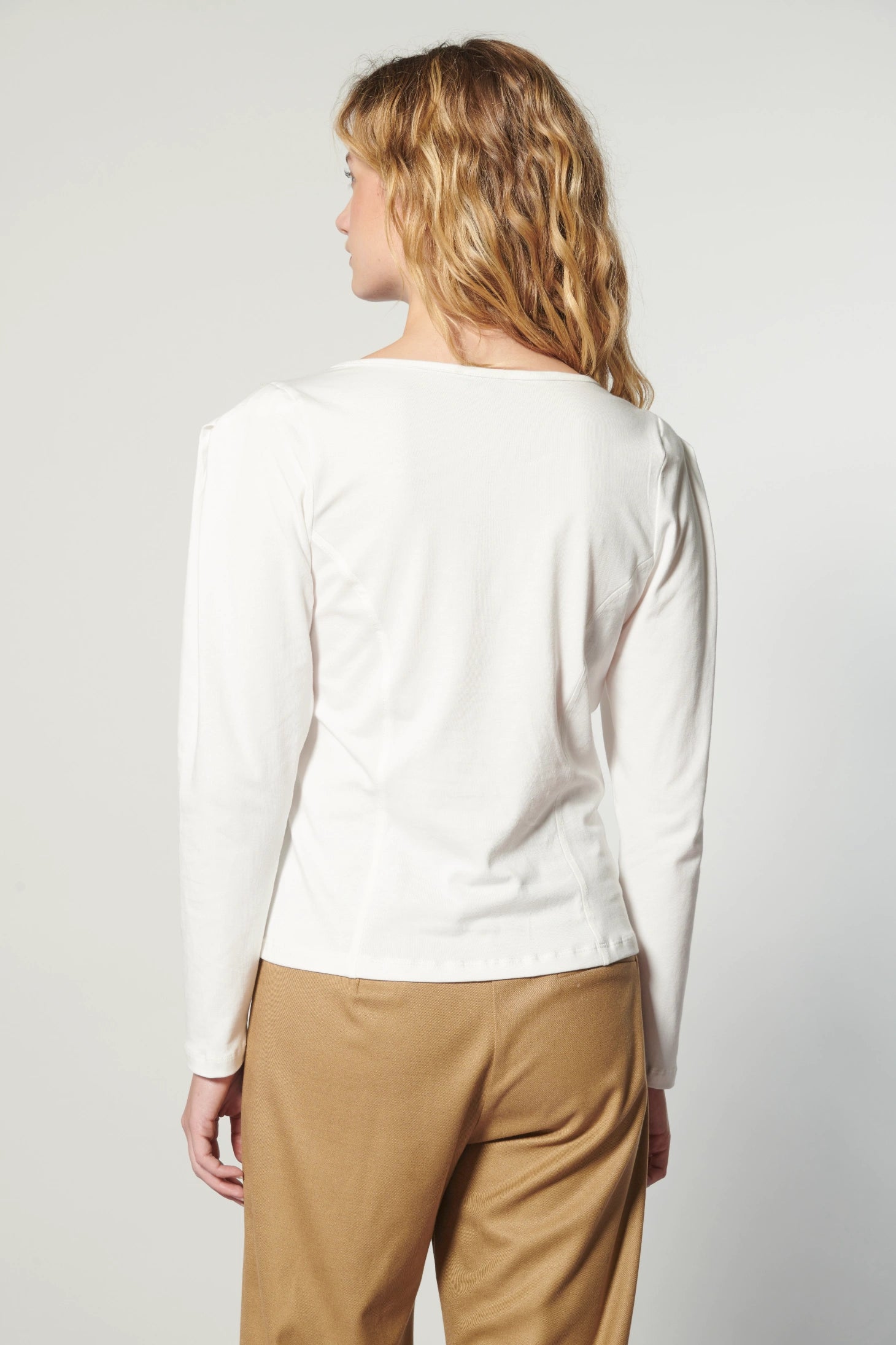 Polera Zinnia de la marca O-2025-504, blusa de manga larga en color azul con detalles elegantes y cómodo diseño.