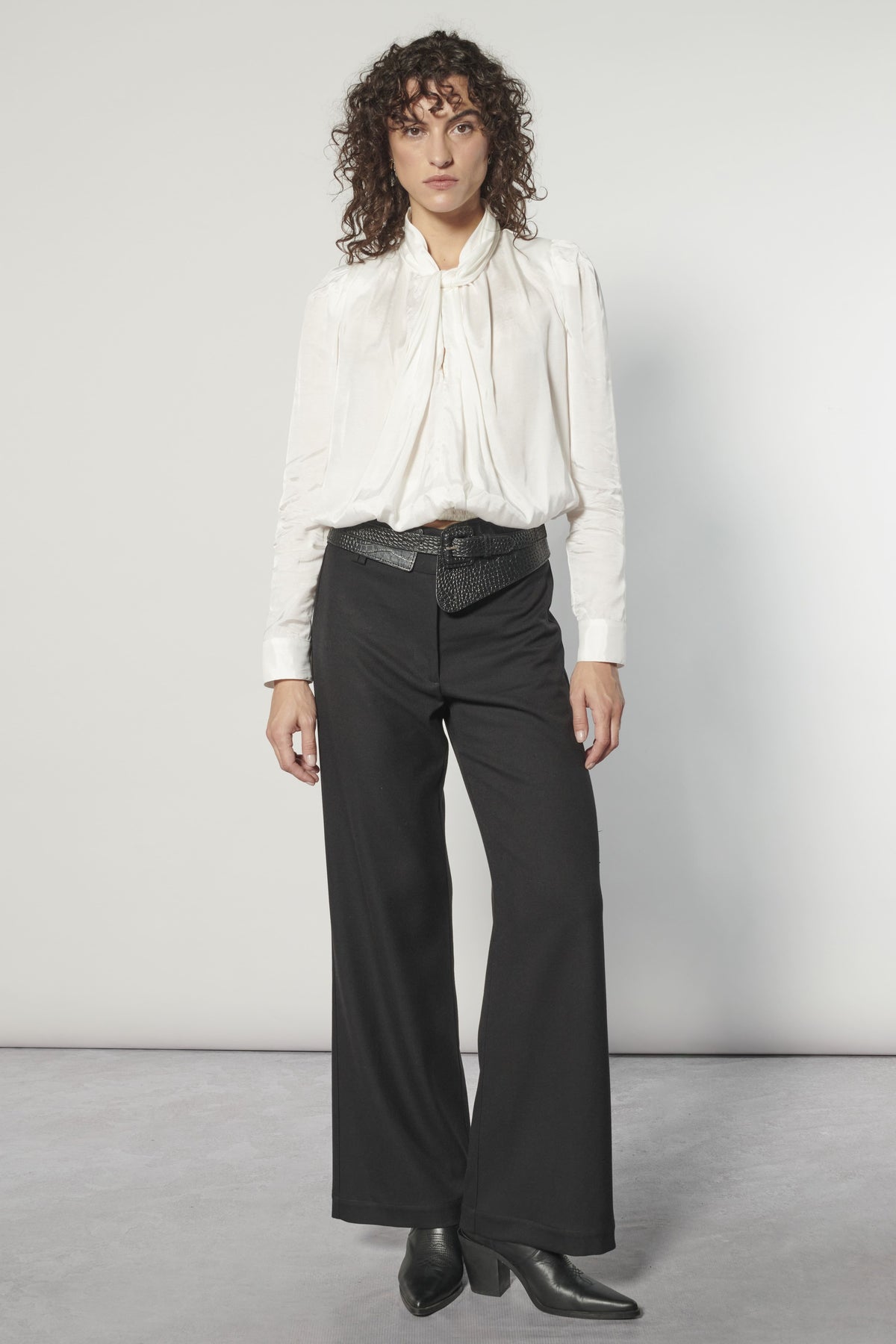 Vista frontal completa de blusa blanca mujer con nudo al cuello y estilo satinado
