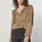 Blusa marrón Voyage de la marca I-2025-631, con diseño elegante y tejido suave, visible en la imagen.