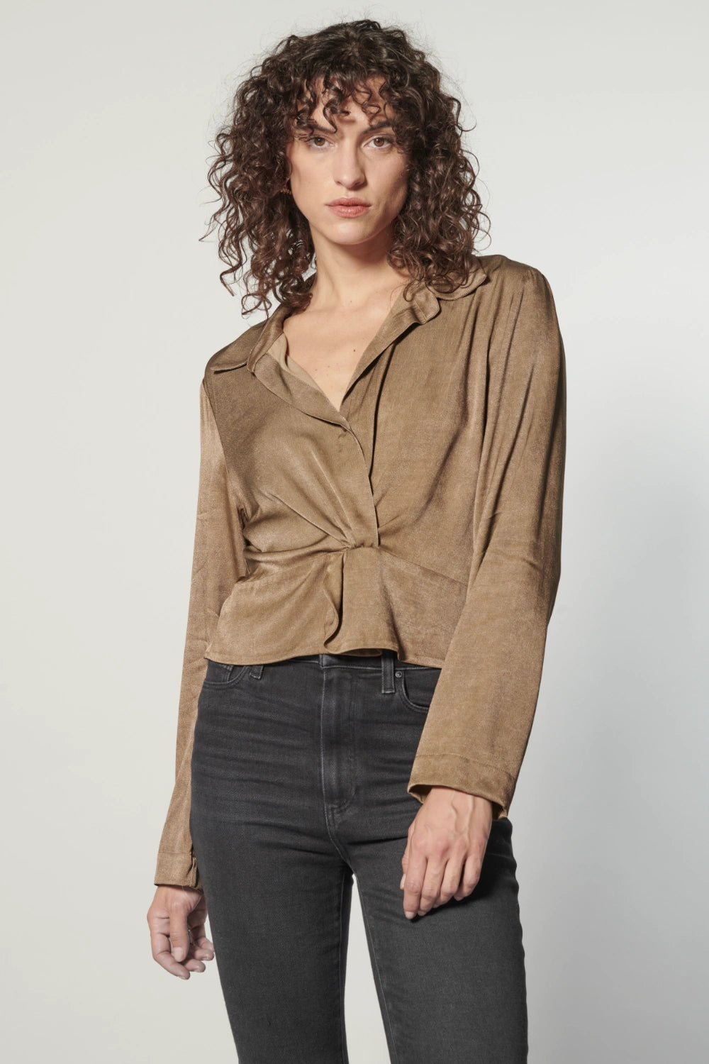 Blusa marrón Voyage de la marca I-2025-631, con diseño elegante y tejido suave, visible en la imagen.