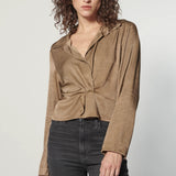 Blusa marrón Voyage de la marca I-2025-631, con diseño elegante y tejido suave, visible en la imagen.