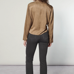 Blusa marrón Voyage I-2025-631 con diseño elegante y manga larga, vista frontal en fondo neutro.
