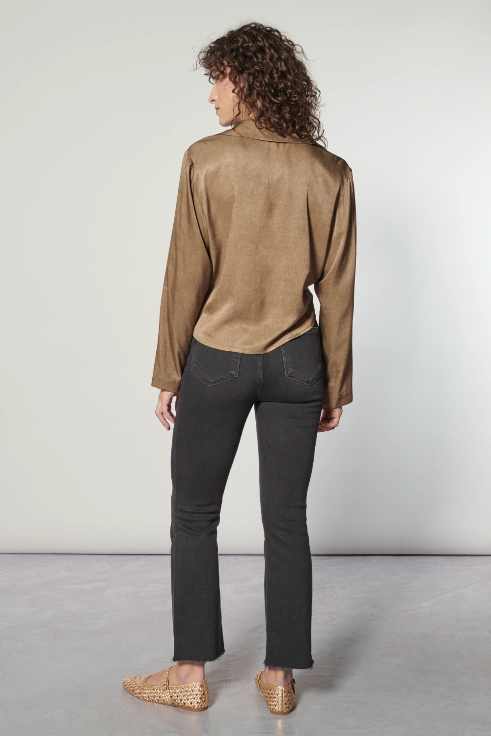 Blusa marrón Voyage I-2025-631 con diseño elegante y manga larga, vista frontal en fondo neutro.