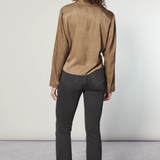 Blusa marrón Voyage I-2025-631 con diseño elegante y manga larga, vista frontal en fondo neutro.
