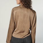 Blusa Voyage Brown de I-2025-631, blusa de manga larga en tono marrón, con diseño elegante y cómodo para mujer.