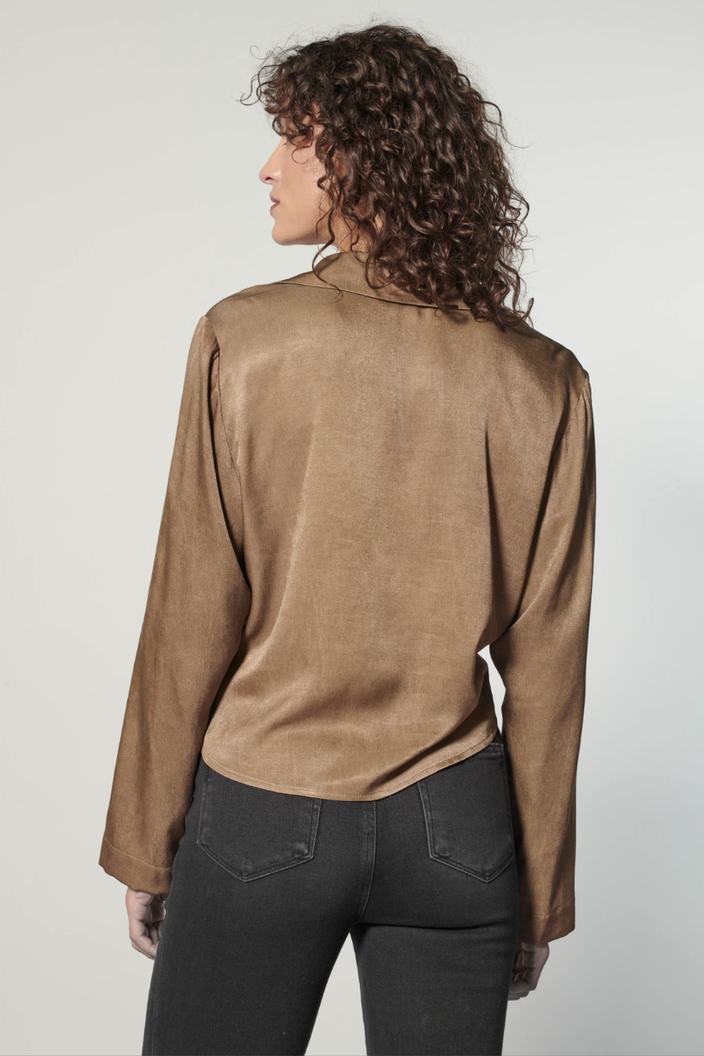 Blusa Voyage Brown de I-2025-631, blusa de manga larga en tono marrón, con diseño elegante y cómodo para mujer.