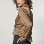 Blusa marrón Voyage I-2025-631 de las blusas y poleras, mostrando el diseño y textura en la imagen.