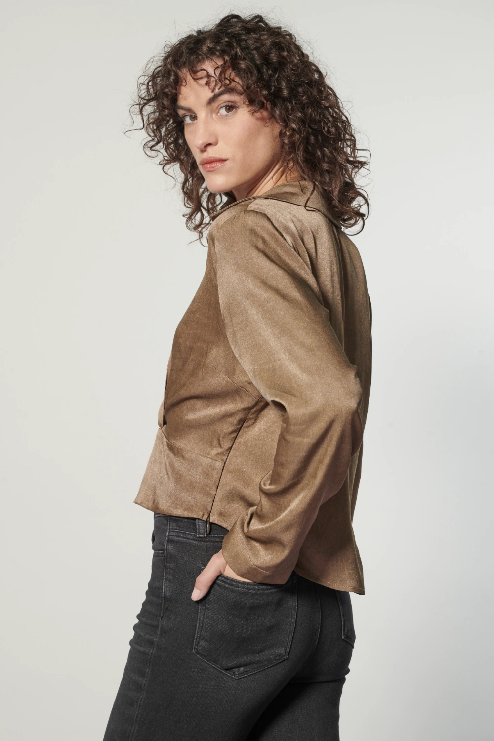Blusa marrón Voyage I-2025-631 de las blusas y poleras, mostrando el diseño y textura en la imagen.
