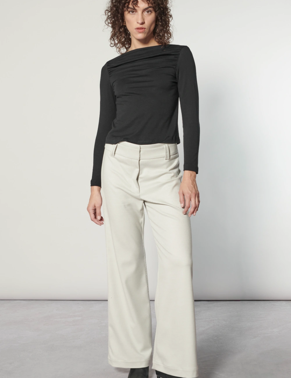 Pantalón Finnel Arena de la marca I-2025-833, pantalones deportivos en color gris con detalles blancos y ajuste cómodo.
