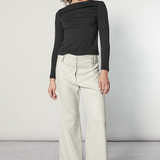 Pantalón Finnel Arena de la marca I-2025-833, pantalones deportivos en color gris con detalles blancos y ajuste cómodo.