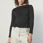 Polera Summa de la marca EI-2025-502, blusa moderna en color claro, con diseño simple y cómodo para uso diario.