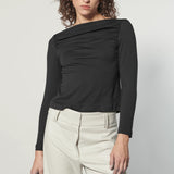 Polera Summa de la marca EI-2025-502, blusa moderna en color claro, con diseño simple y cómodo para uso diario.