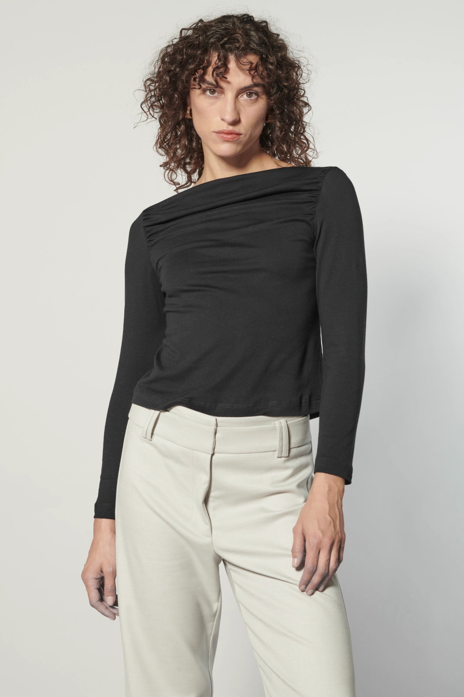 Polera Summa de la marca EI-2025-502, blusa moderna en color claro, con diseño simple y cómodo para uso diario.