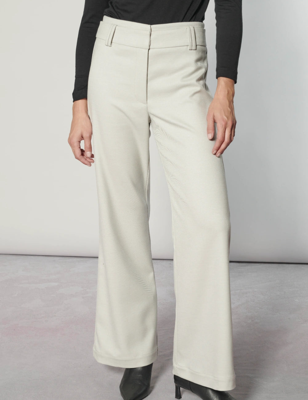 Pantalón Finnel Arena de la marca I-2025-833, pantalones deportivos en color gris con diseño cómodo y ajustado.